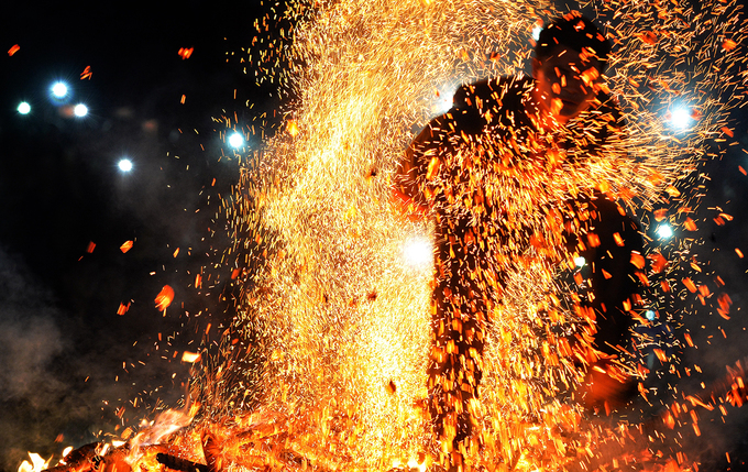 Trai bản chân trần nhảy trên đống lửa cầu may